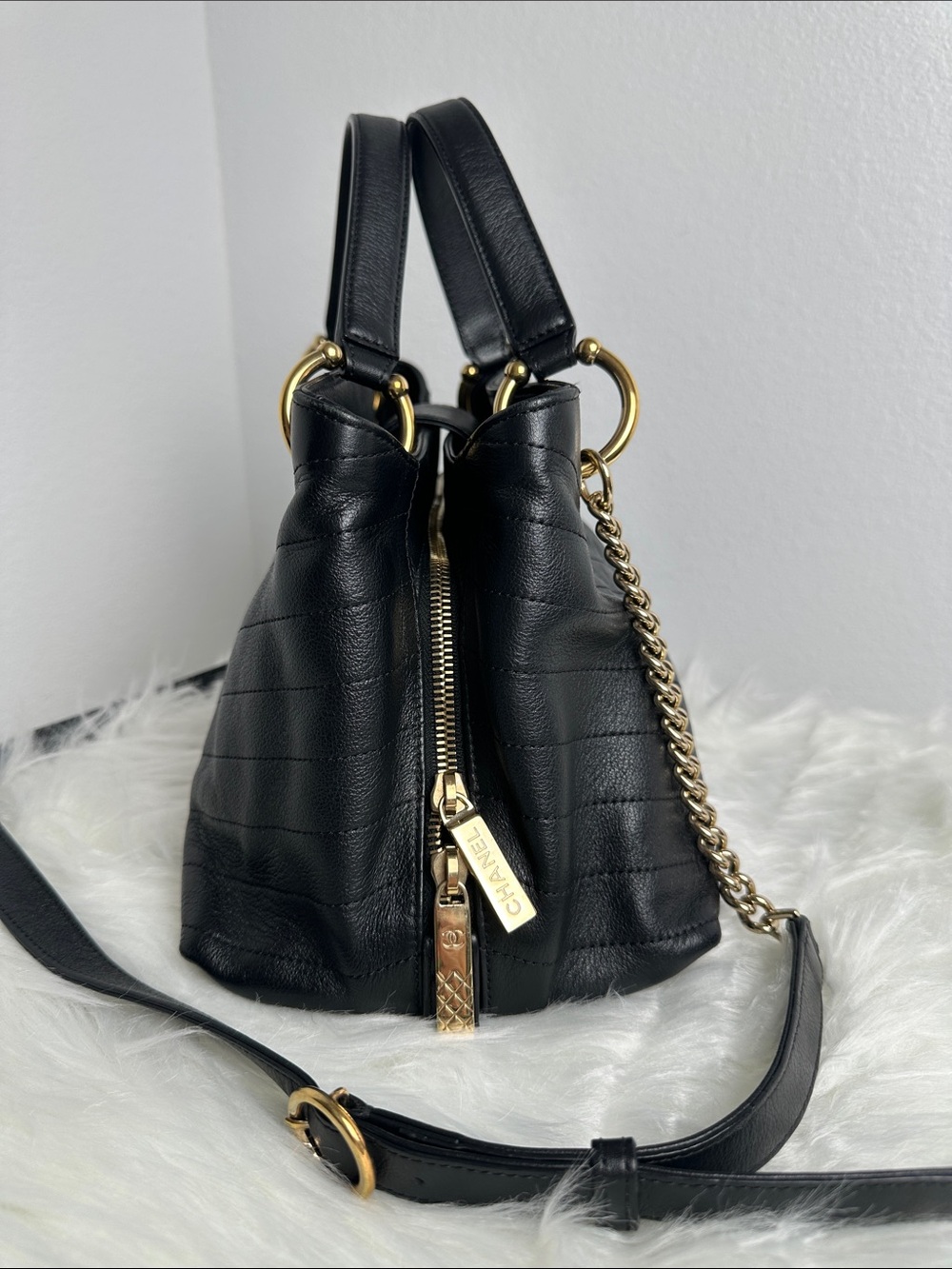 💯Authentic Chanel Chevron Quilted Shoulder Bag – Black Leather & Gold Hardware🍀 - Picture 7 of 16